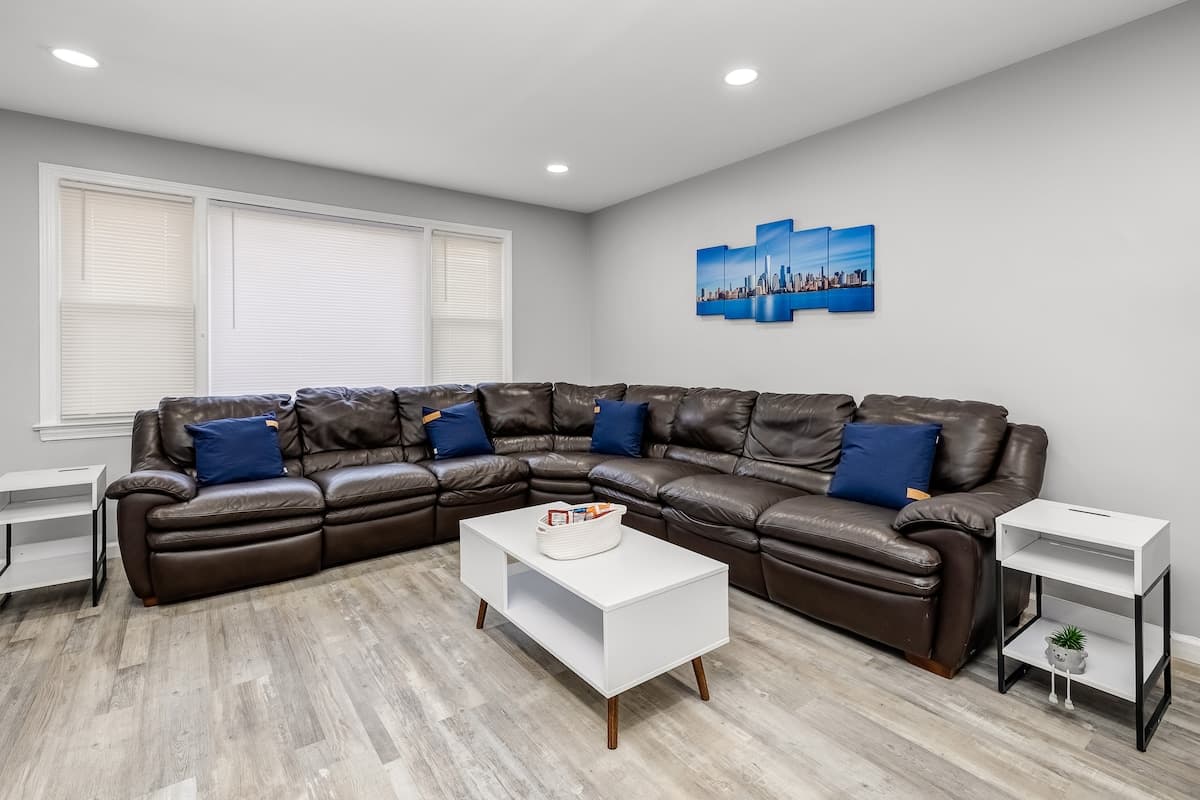The Duplex — 8 Beds Near NYC | Sleeps 16 | Free Parking - Photo 3