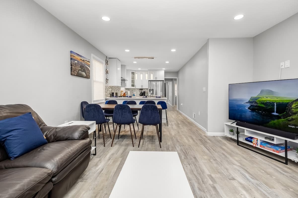 The Duplex — 8 Beds Near NYC | Sleeps 16 | Free Parking - Photo 4