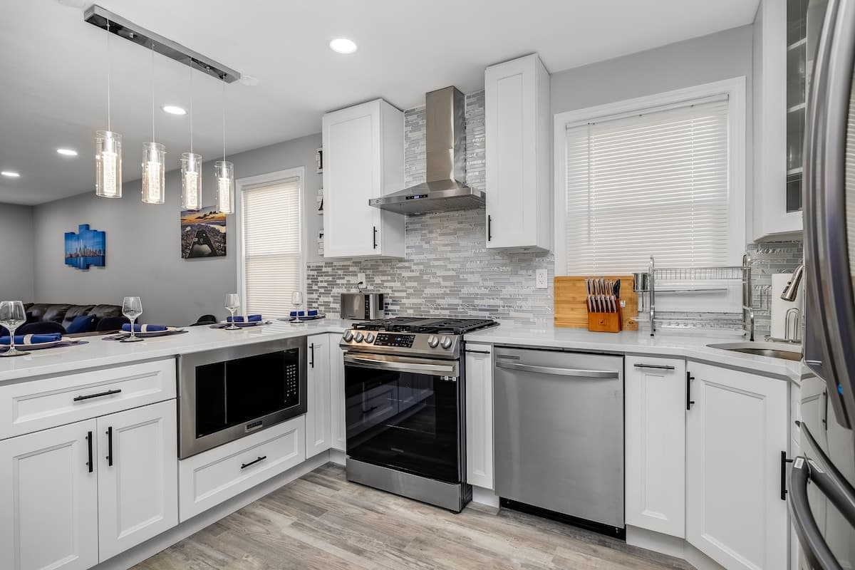 The Duplex — 8 Beds Near NYC | Sleeps 16 | Free Parking - Photo 6