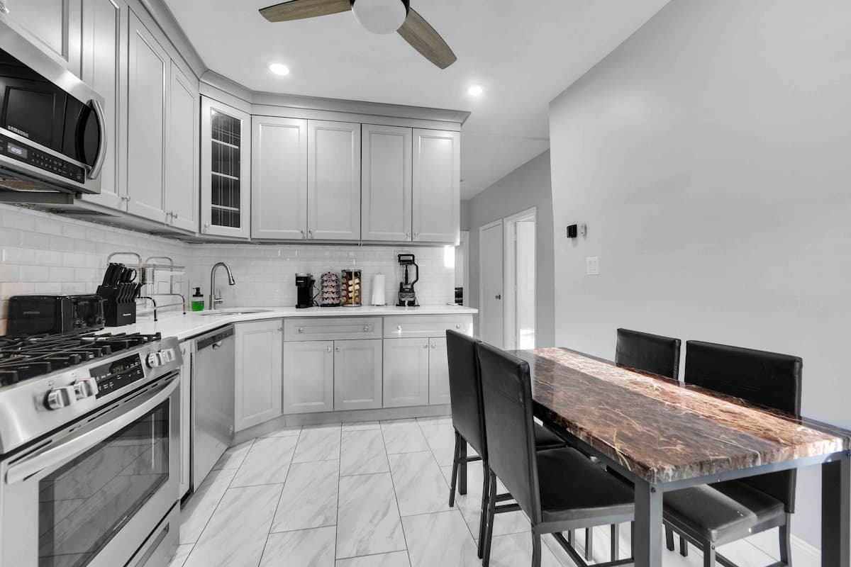 The Gem — 4 Beds Near EWR & NYC | Sleeps 8 | Free Parking - Photo 2