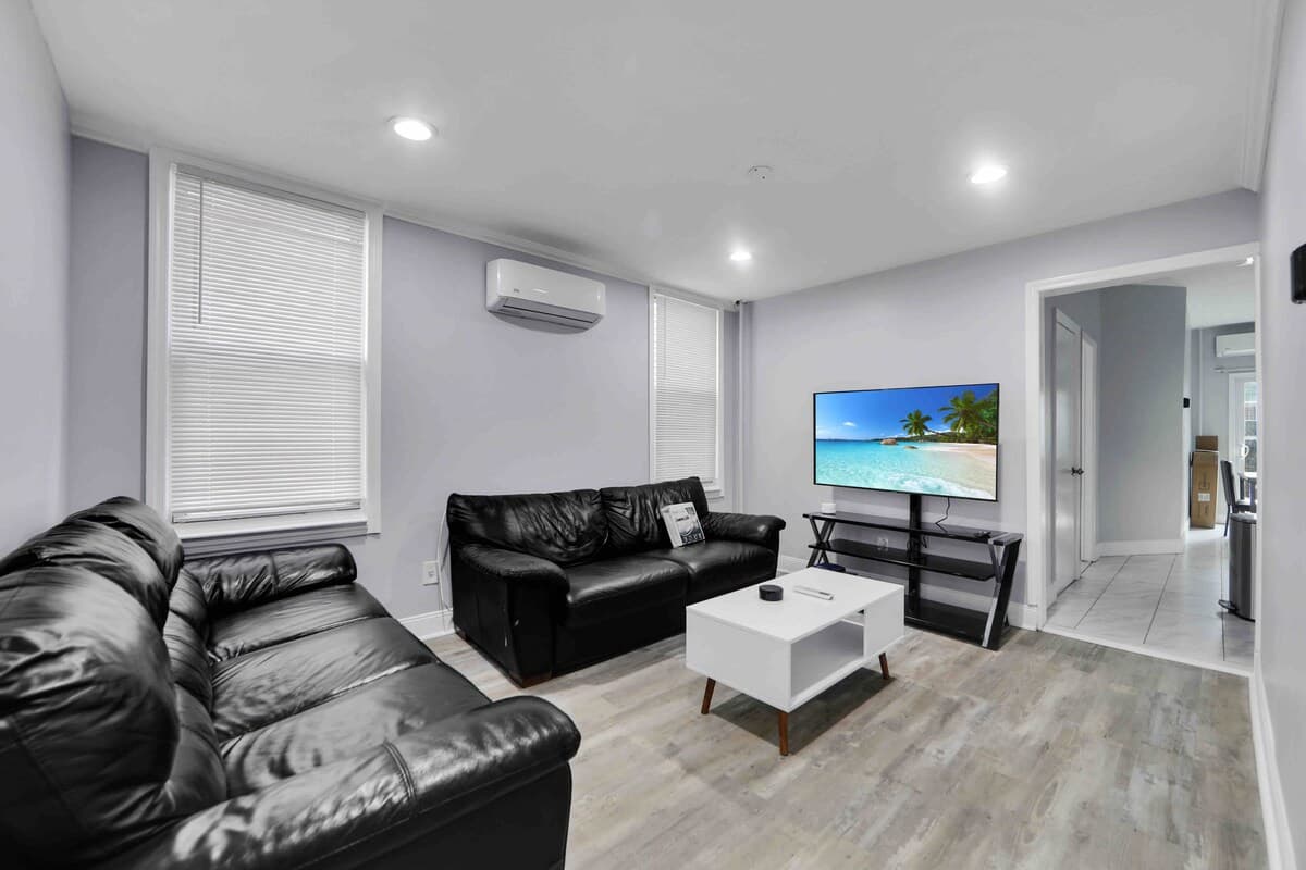 The Gem — 4 Beds Near EWR & NYC | Sleeps 8 | Free Parking - Photo 3