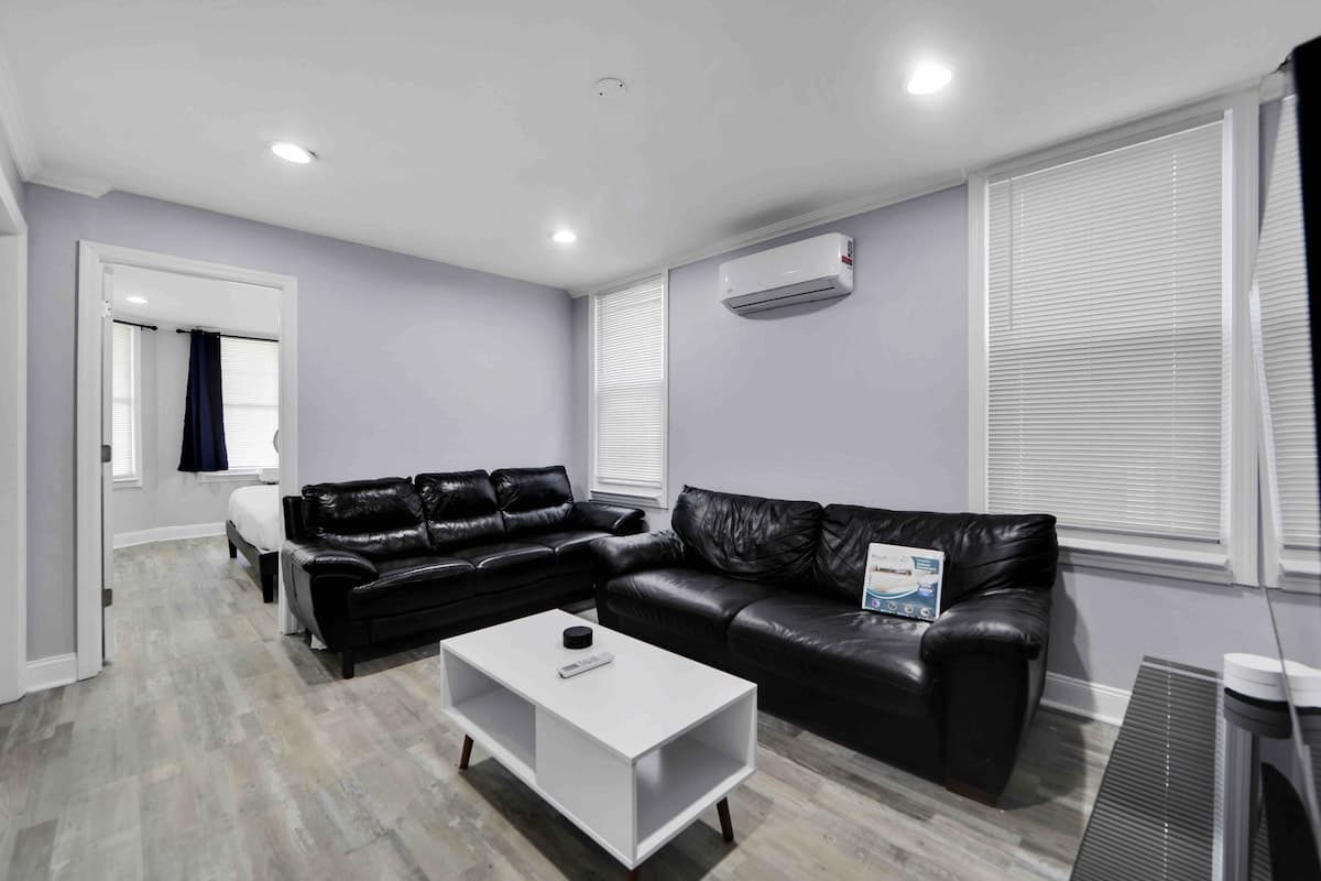 The Gem — 4 Beds Near EWR & NYC | Sleeps 8 | Free Parking - Photo 4