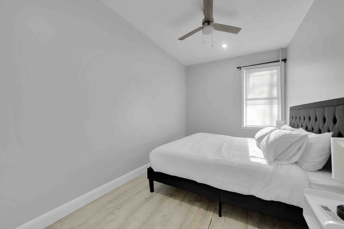 The Gem — 4 Beds Near EWR & NYC | Sleeps 8 | Free Parking - Photo 7