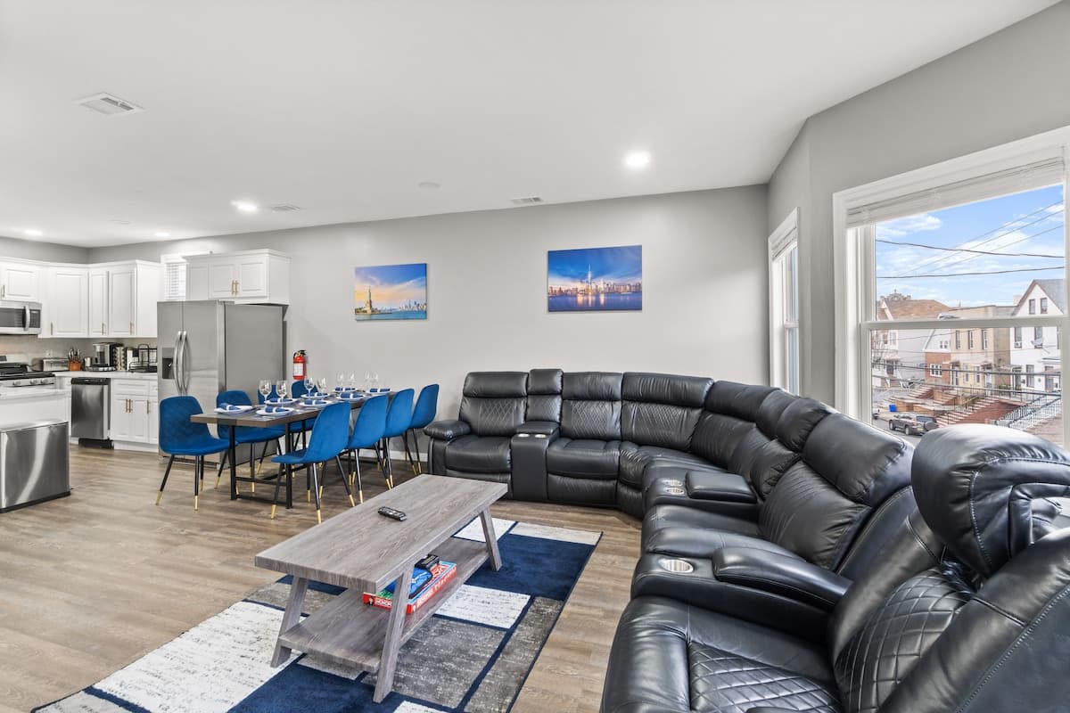 The Grand — 10 Beds Near NYC | Sleeps 20 | Free Parking - Photo 2