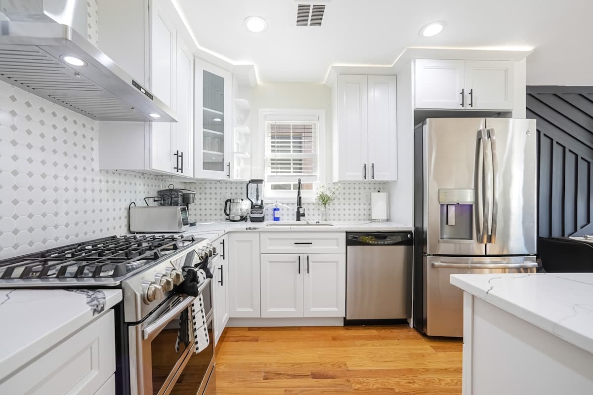 The Retreat — 10 Beds Near NYC | Sleeps 20 | Free Parking - Photo 14