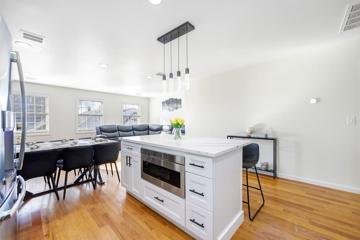 The Retreat — 10 Beds Near NYC | Sleeps 20 | Free Parking - Photo 4