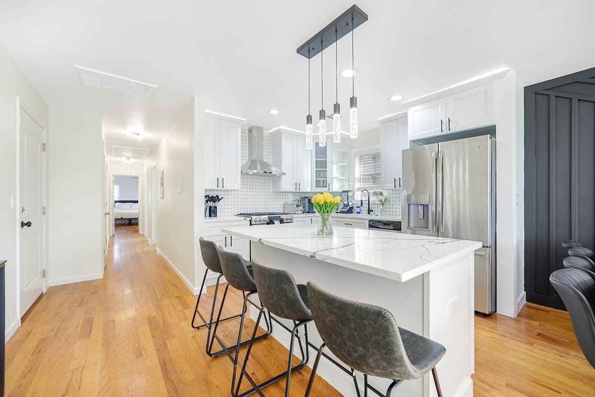 The Retreat — 10 Beds Near NYC | Sleeps 20 | Free Parking - Photo 5