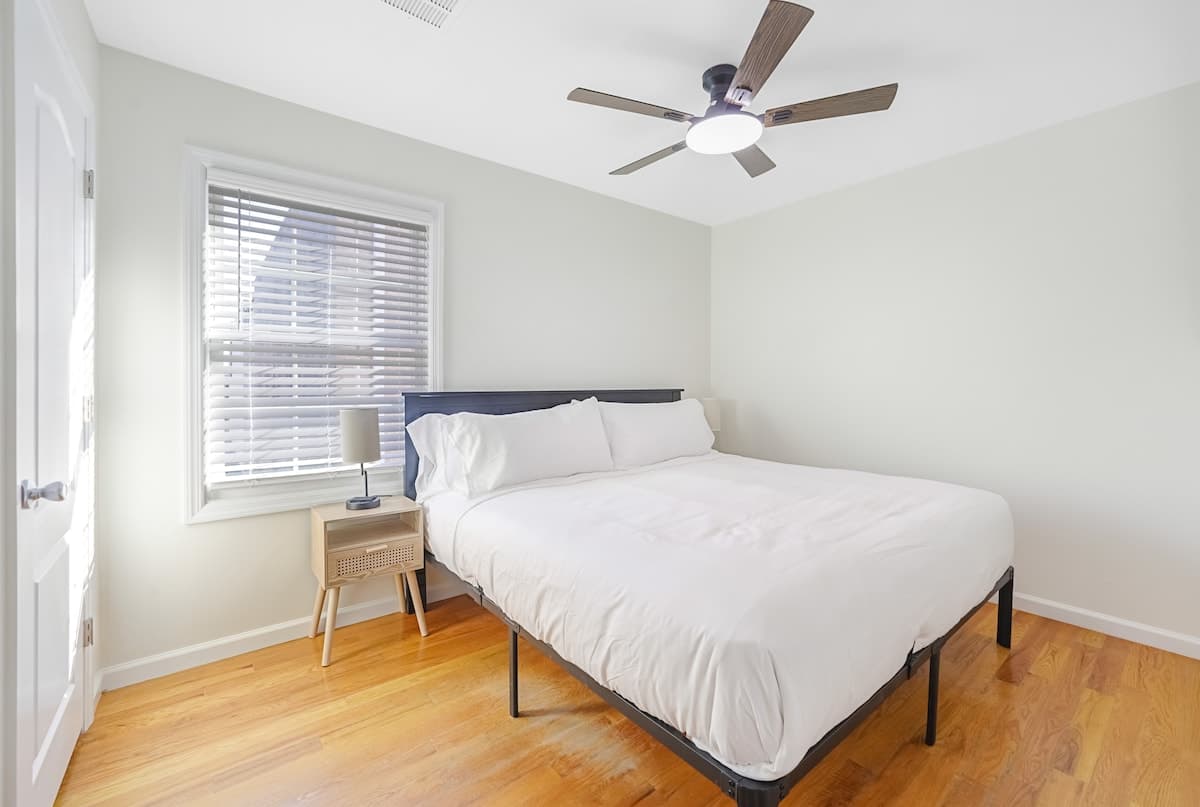 The Retreat — 10 Beds Near NYC | Sleeps 20 | Free Parking - Photo 8